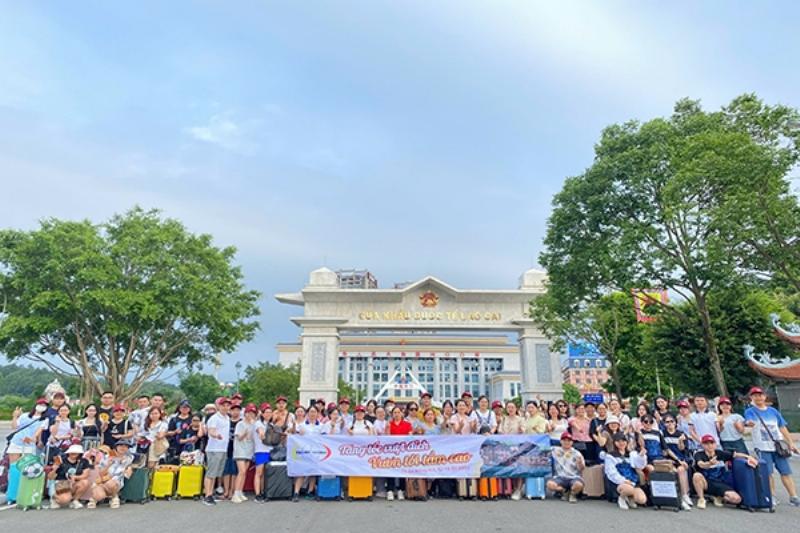 Các phương tiện di chuyển phổ biến giữa Hà Nội và Hải Dương như xe khách, ô tô cá nhân
